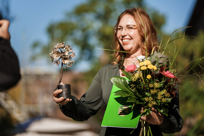 Katja Meier übergibt den Gründerinnenpreis an Maryna Talalayeva.