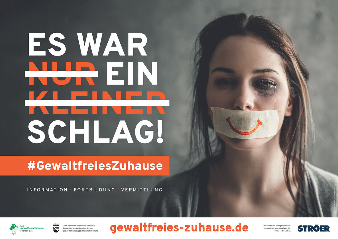 weinende Frau mit blauem Auge und mit Kreppband zugeklebtem Mund. Im Hintergrund der Text "Es war ein Schlag! #GewaltfreiesZuhause". gewaltfreies-zuhause.de