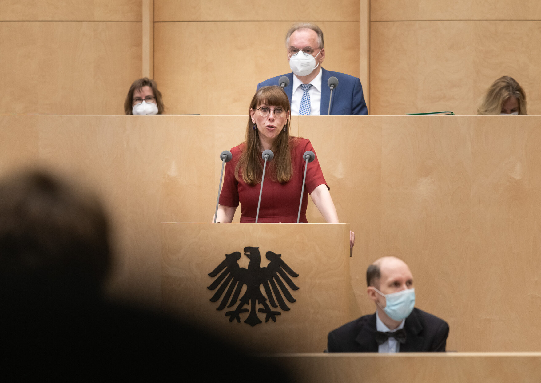 Staatsministerin Katja Meier spricht auf einem Podium beim Bundesrat