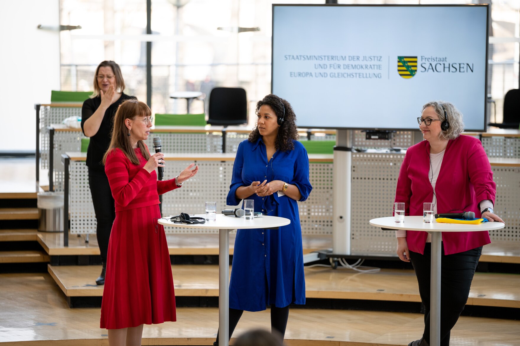 Die Sächsische Gleichstellungsministerin Katja Meier diskutiert im Plenarsaal des Sächsischen Landtags mit der polnischen Demokratie- und Frauenrechtlerin Marta Lempart (links) und der tschechischen Aktivistin Johanna Nejedlová (Mitte)