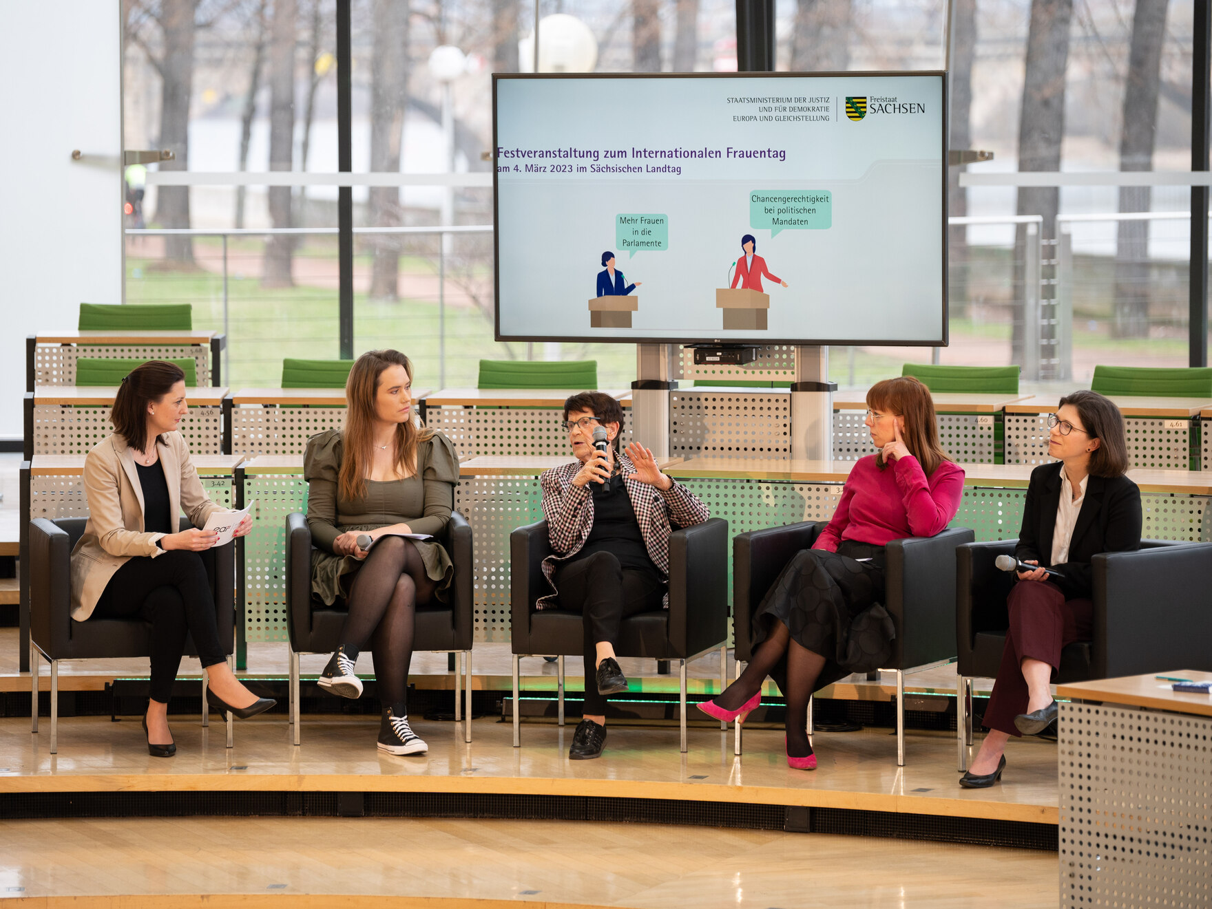 Gleichstellungsministerin Katja Meier sitzt in einer Reihe mit Bundestagspräsidentin a.D. Prof. Dr. Rita Süssmuth, mit der Oberbürgermeisterin der Stadt Niesky, Kathrin Uhlemann sowie mit Spoken Word Artist Jessy James LaFleur 