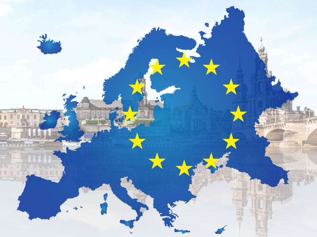 Das Bild zeigt eine stilisierte Karte Europas, auf der die gelben Sterne der EU-Flagge verteilt sind. Im Hintergrund ist die historische Altstadtsilhouette von Dresden mit markanten Gebäuden zu sehen, die sich im Wasser der Elbe spiegelt.